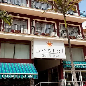 https://hostal-sol-y-miel.hotelsinnerja.org